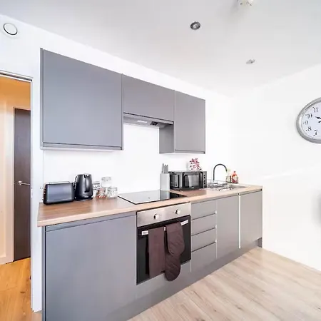 Modern Two-bedroom In * 布雷得佛