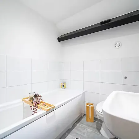 Modern Two-bedroom In 布雷得佛