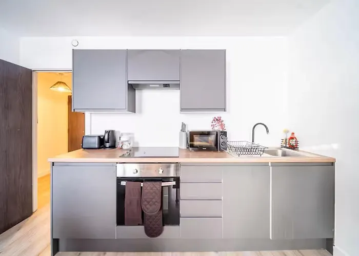 Modern Two-bedroom In Apartment *